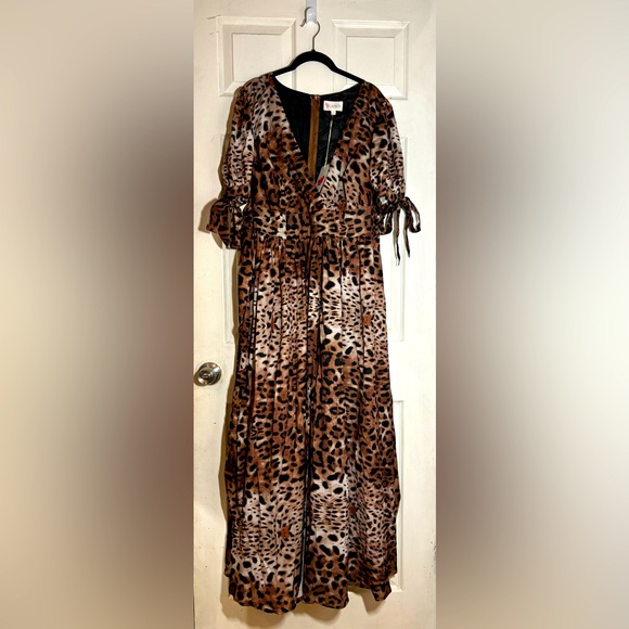 Gorgeous summer dress made for the beach and sunshine. Attached Bathing Suit - Picture 1 of 1